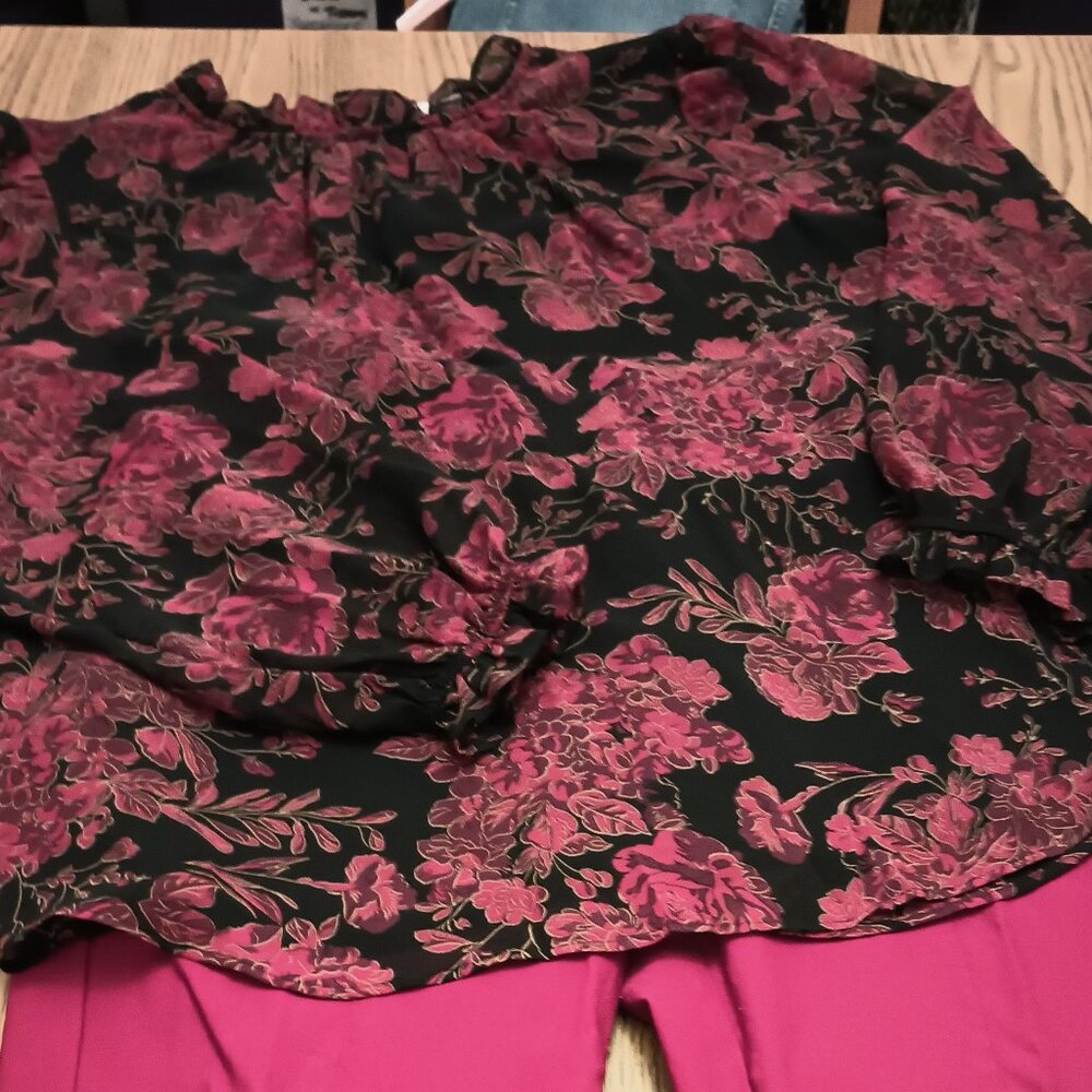 Anne Klein Size XL Black with Red Flowers Long Sleeve Top